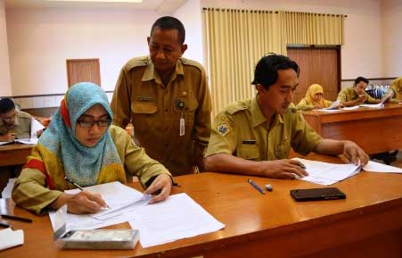 Peserta ketika jalani test. Foto: syuhud almanfaluti/ BANGSAONLINE