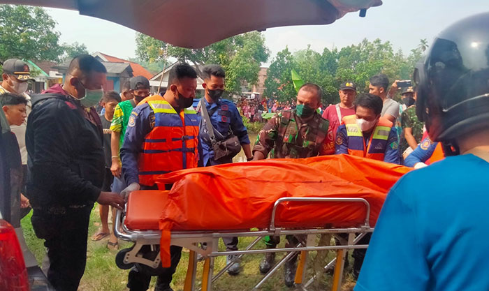 Petugas saat mengevakuasi pria tanpa identitas yang tewas mengapung di Desa Ngaresrejo, Kecamatan Sukodono, Kabupaten Sidoarjo.