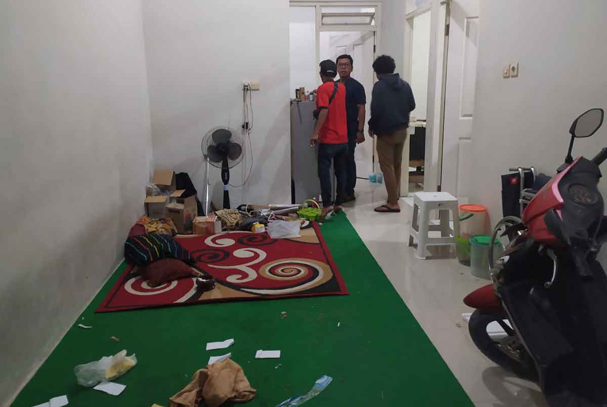 Satreskrim Polres Gresik saat menggerebek rumah kontrakan MY yang digunakan ritual penggandaan upal. FOTO: ist.