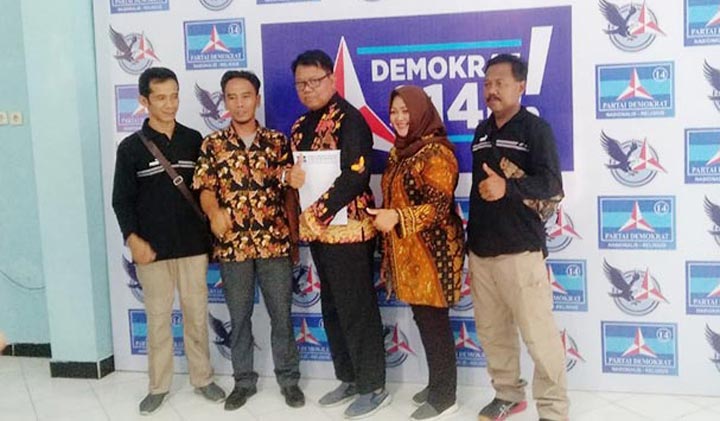 Tanggono hadir ke tim penjaringan calon dengan diantar sejumlah relawannya.