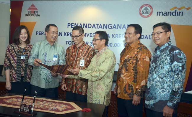 Direktur Corporate Banking Bank Mandiri Royke Tumilaar (dua dari kiri), Direktur utama Semen Indonesia, Rizkan Chandra (tiga dari kiri), Direktur Utama Semen Gresik,  Sunardi Prionomurti (empat dari kiri) saat penandatangan MoU di Jakarta. foto: SYUHUD/ BANGSAONLINE