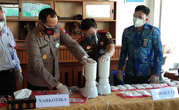 Ribuan barang bukti (BB) hasil perkara yang telah mempunyai kekuatan hukum tetap (incraht) dimusnahkan Kejaksaan Negeri (Kejari) Kabupaten Nganjuk, Rabu (18/7/2021). foto: BAMBANG/ BANGSAONLINE