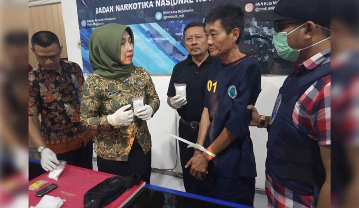 BNN Kota Mojokerto Ringkus Bandar Sabu di Depan Masjid Sholahuddin