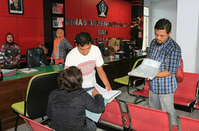 Tim saber pungli memeriksa dokumen pemohon saat OTT di kantor Dispendukcapil Kabupaten Blitar.