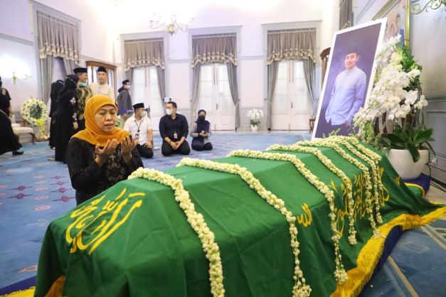 Gubernur Jawa Timur Khofifah Indar Parawansa saat mendoakan putra sulung Gubernur Jawa Barat Ridwan Kamil, Emmeril Kahn Mumtadz (Eril). Foto: Humas Pemprov Jatim