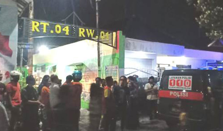 Saat warga lingkungan Welaran mengamankan pelaku percobaan pencurian mobil, tadi malam.