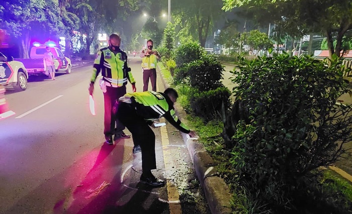 Petugas sedang melakukan olah TKP.