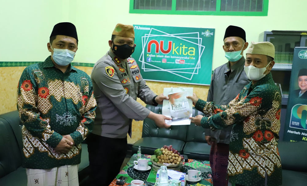 Bakti Sosial Bersama PCNU, Polres Kediri Kota Bagikan Sembako untuk Nahdliyin