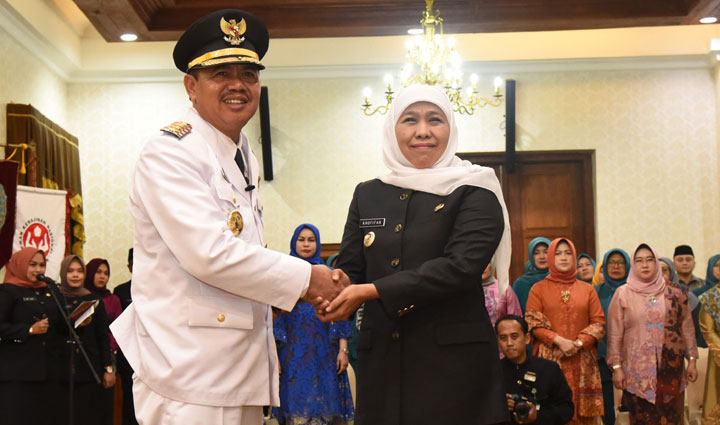 Gubernur Jawa Timur Khofifah Indar Parawansa secara resmi melantik Pelaksana Tugas (Plt) Bupati Mojokerto Pungkasiadi menjadi Bupati Mojokerto Sisa Masa Jabatan Tahun 2016-2021 di Gedung Negara Grahadi, Surabaya. foto: ist. 