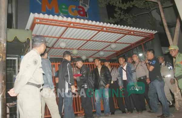 Petugas Satpol PP bersama Tim Tipiring Polrestabes Surabaya saat merazia kembali Karaoke Mega di Jl Ngaglik tadi malam.