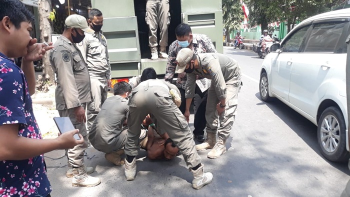 Mengamuk dan Bawa Balok Kayu, ODGJ di Tuban Diamankan Petugas