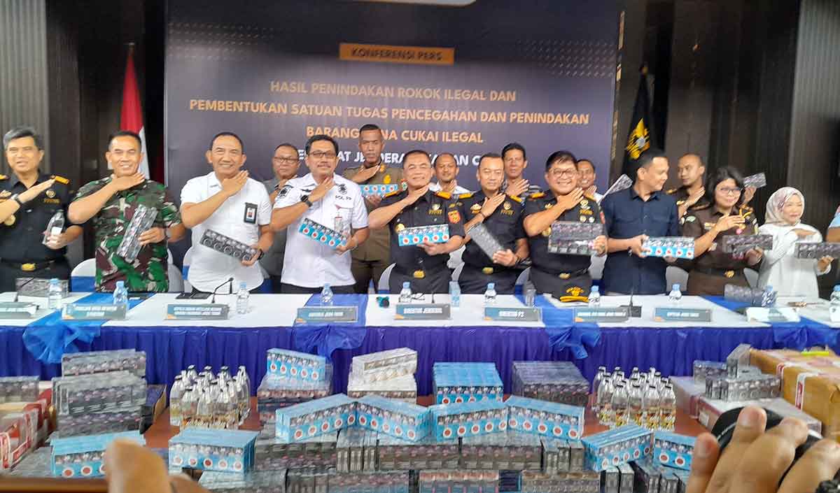 Konferensi pers di Kanwil Bea Cukai Jawa Timur II.
