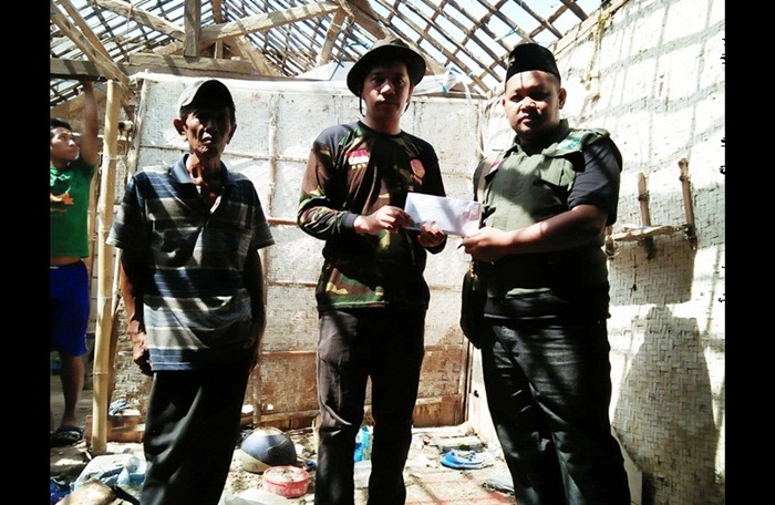 PEDULI: LAZISNU Sidoarjo menyerahkan bantuan kepada salah satu korban puting beliung di Desa Damarsih Kecamatan Buduran, Selasa (5/2). Foto: Ist