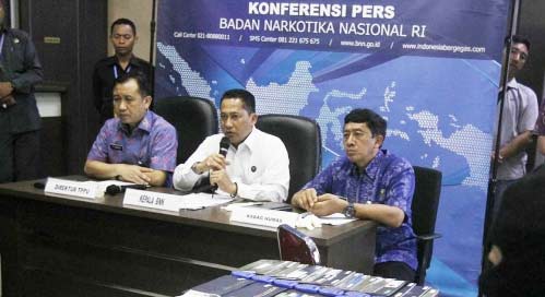 Kepala BNN Budi Waseso saat menggelar konpers menunjukkan barang bukti Tindak Pidana Pencucian Uang (TPPU) hasil keuntungan bisnis narkotika dengan Tersangka GP di Jakarta, Selasa (26/1). foto: merdeka.com