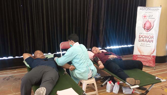 Pengambilan darah yang dilakukan PMI dalam acara donor darah yang diadakan Hotel Aston Madiun.