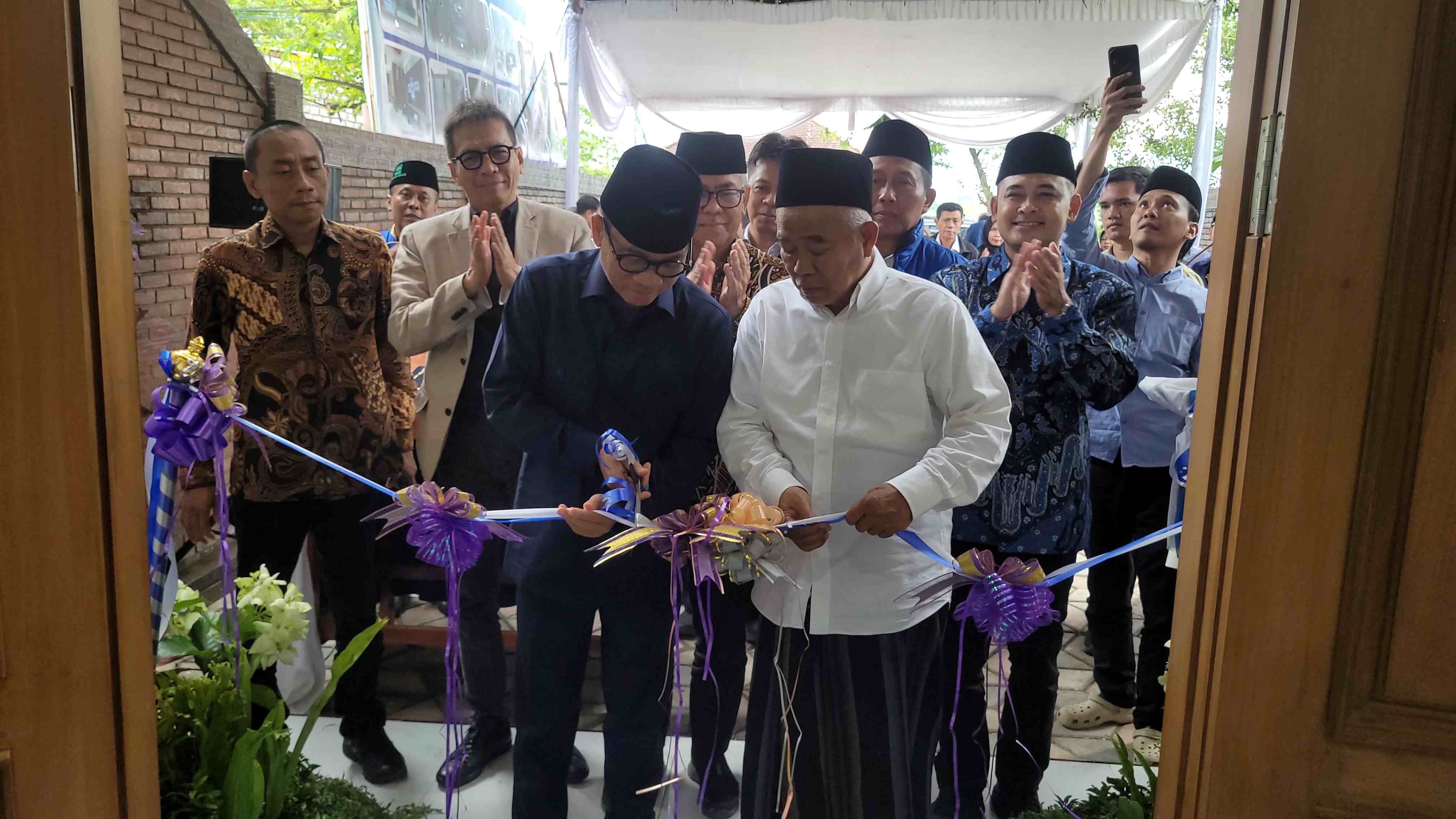 H. Yandri Susanto, SPt, MPd, bersama Prof Dr KH Asep Saifuddin Chalim, MA saat menggunting pita dalam acara peresmian kantor PAN Kabupaten Mojokerto, Ahad (21/12/2025). Foto: m mas