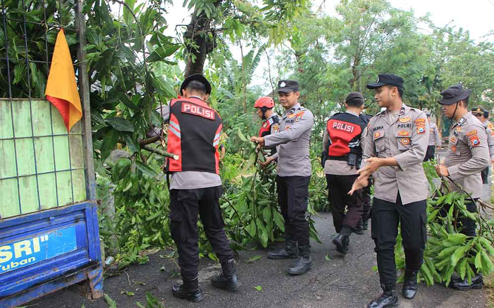 Personel BPBD, TNI, dan Polri, hadir langsung ke lokasi untuk membantu warga terdampak bencana angin puting beliung.