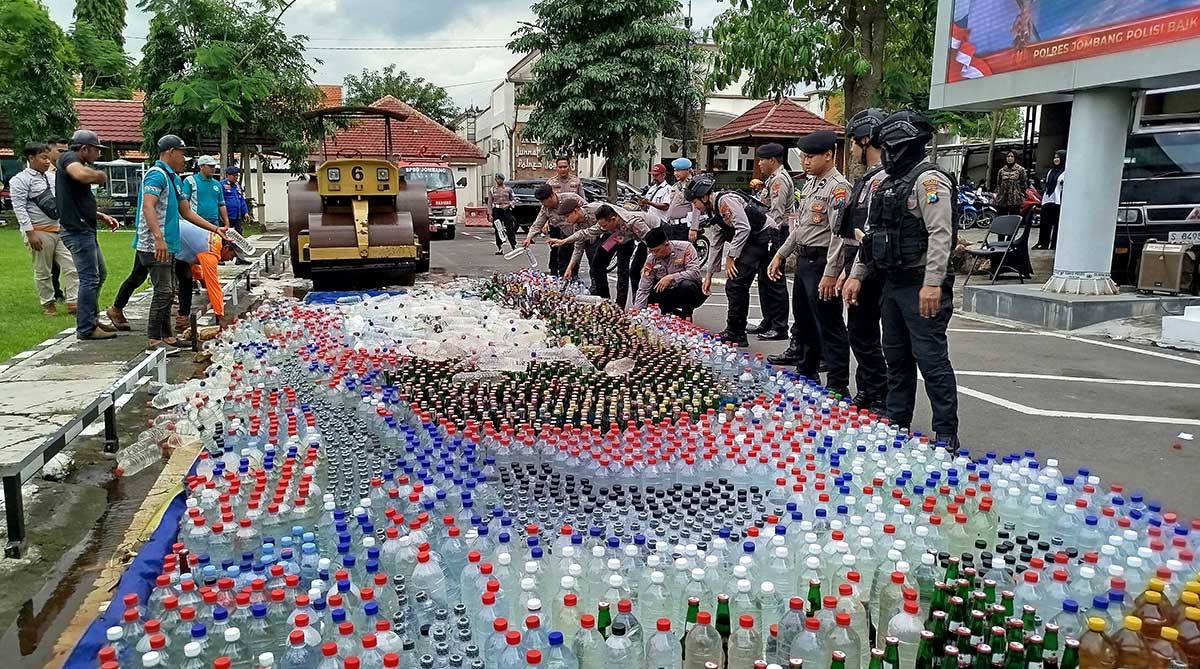 Pemusnahan miras atau minuman keras di Mapolres Jombang.