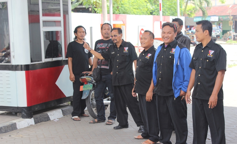 Para PKL yang tergabung dalam PPKL Merah Putih Pasar Baru Krian menunjukkan portal yang menjadi biang sepinya pembeli. Foto : nanang ichwan/BangsaOnline