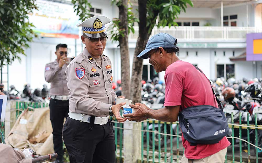 Jumat Berkah, Satlantas Polres Gresik Bagi-Bagi Makanan kepada Warga Membutuhkan