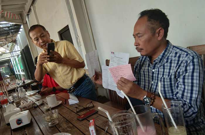 Lujeng Sudarto menunjukkan bukti tanda terima laporan kepada wartawan. foto: SUPARDI/ BANGSAONLINE