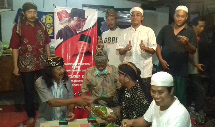Suasana tasyakuran bebasnya mantan Wali Kota Probolinggo HM. Buchori, tampak tak menerapkan physical distancing atau jaga jarak sebagaimana imbauan pemerintah. Terlihat, tamu dari warga maupun PKL, dan kalangan pengurus partai dan politikus bergerombol.