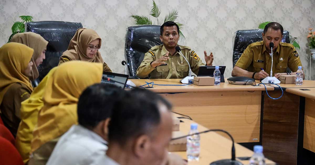 Pj Sekdakot Kediri, M Ferry Djatmiko, saat memimpin rapat.