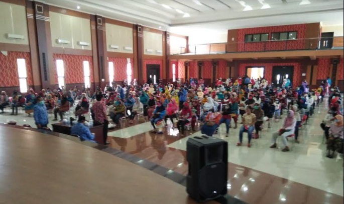 Kumpulkan Massa, Penyaluran Bantuan Sembako Pemkot Blitar Banjir Kritik Pedas