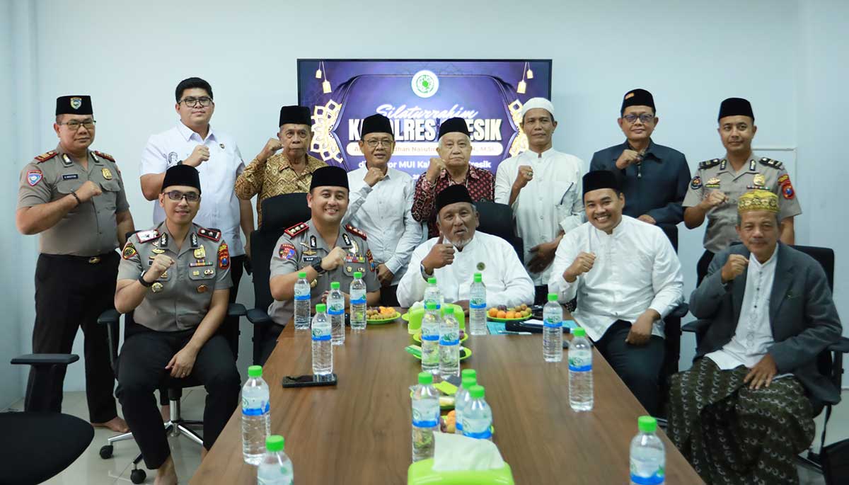 Kapolres Gresik, AKBP Ramadhan Nasution, saat silaturahim dengan pengurus MUI setempat. Foto: Ist