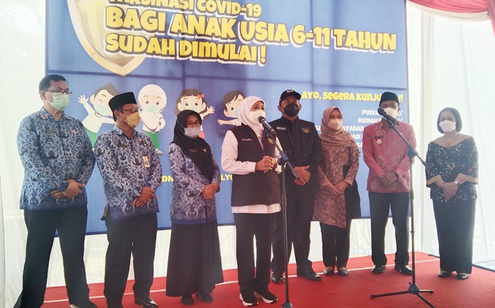 Gubernur Khofifah menyaksikan vaksinasi pelajar secara langsung di SDN Margomulyo 1, Ngawi.