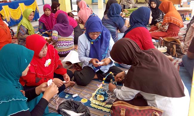 Para ibu-ibu di desa Metatu saat pelatihan pembuatan handicraft oleh Diskop UKM Perindag. foto: SYUHUD/ BANGSAONLINE