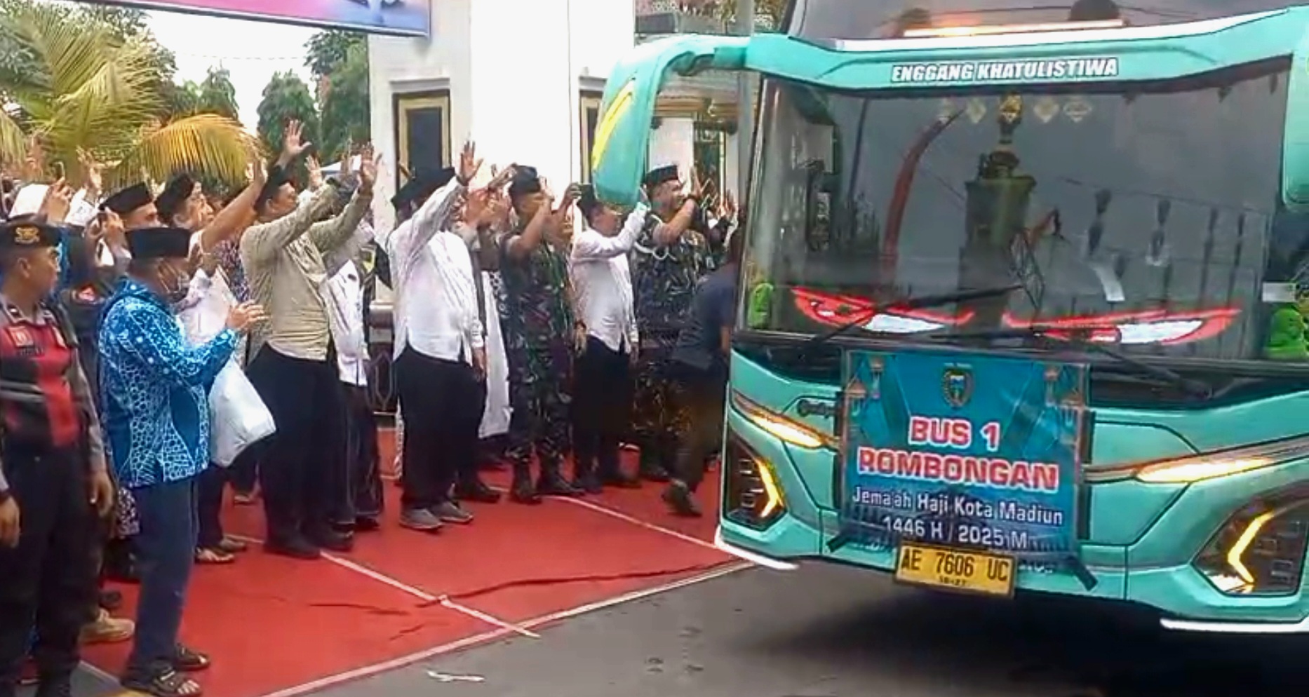 Wali Kota Madiun memberangkatkan Jamaah Haji Kloter ke-2.