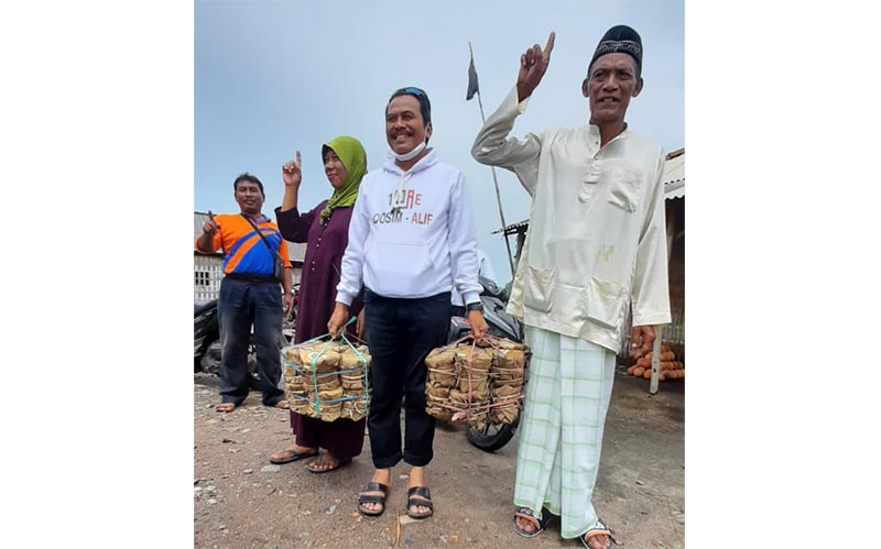 Qosim membawa ikan pindang hasil sentra pengolahan ikan pindang di Desa Dedawang Kecamatan Tambak. foto: ist.
