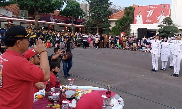 Wali Kota Madiun, Maidi, saat menerima laporan dari paskibraka saat parade senja.