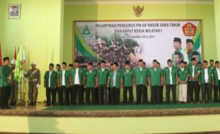 Nusron Wahid (kiri) saat melantik PW GP Ansor Jatim di kantor PWNU Jatim, Minggu (14/9/2014). foto: nur faishal/Bangsa Online