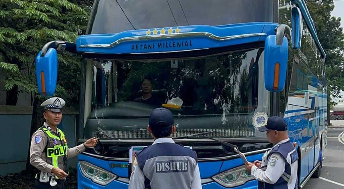 Ramp check yang dilakukan petugas gabungan di Kota Mojokerto.