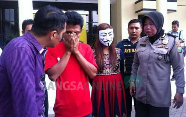Korban prostitusi saat rilis di Mapolrestabes Surabaya. foto: IRWAN SUSANTO/ BANGSAONLINE