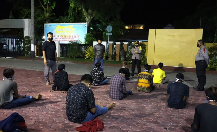 Sebelas pemuda yang kedapatan pesta miras digiring ke Mapolres untuk diberikan pembinaan.