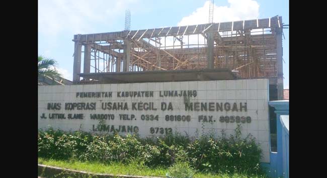 Gedung Koperasi Pemkab Lumajang, salah satu gedung yang mangkrak karena diputus kontrak.
