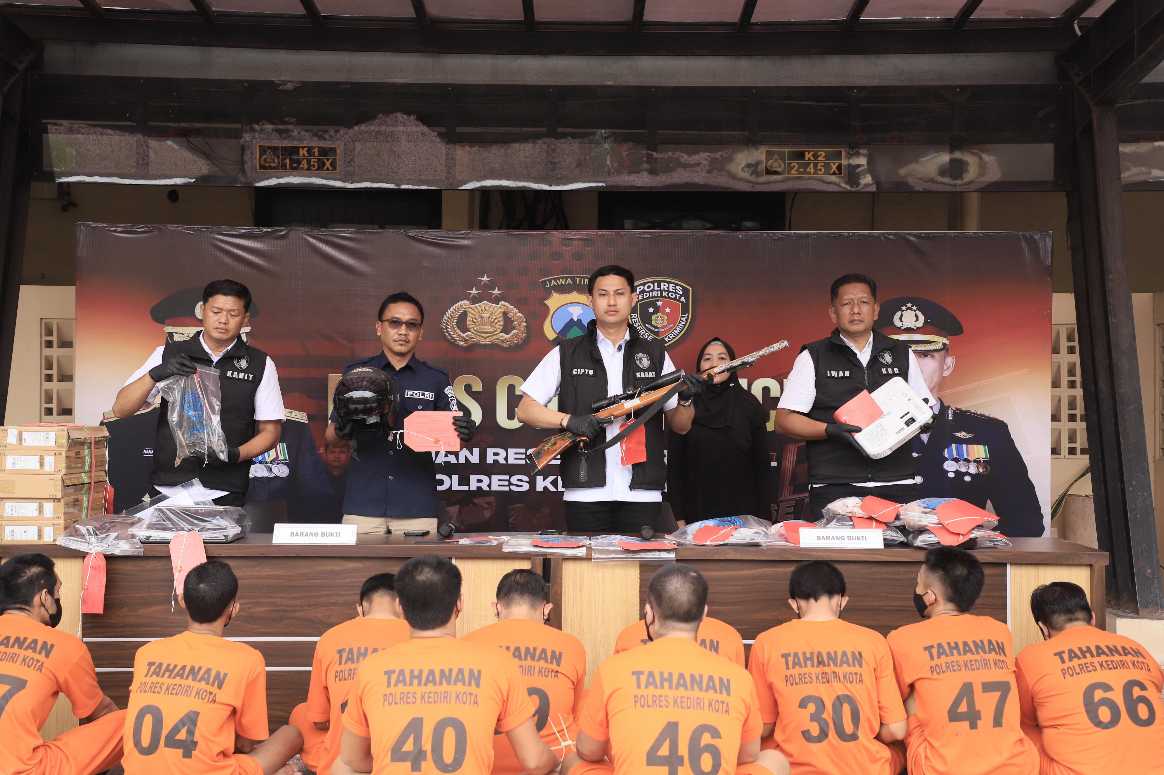 Kasat Reskrim Polres Kediri AKP Cipto Dwi Leksana (pegang  senapan) saat menggelar konferensi pers di Mapolres Kediri. (Ist).
