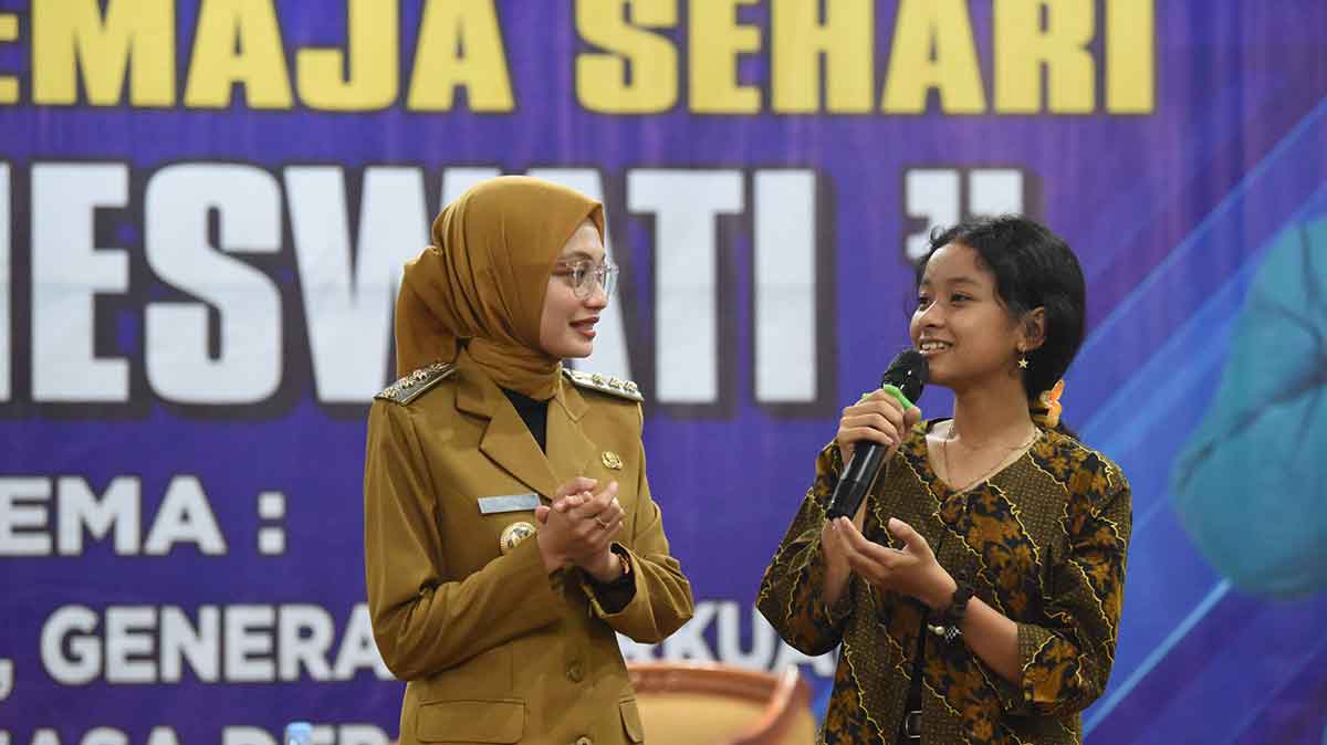 Wali Kota Kediri saat berbincang dengan salah satu remaja. Foto: Ist
