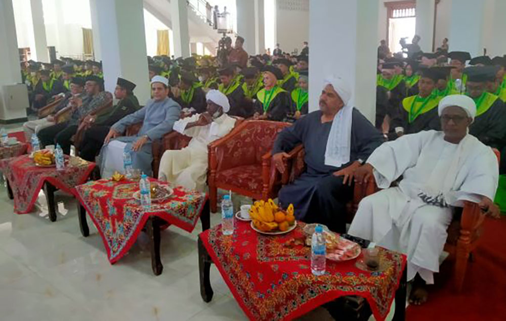 Para syaikh dan wisudawan dan wisudawati dalam acara Wisuda Mahasiswa Institut Pesantren KH Abdul Chalim (IKHAC) hari ini, Ahad (11/9/2022). Foto: MMA/ BANGSAONLINE.com
