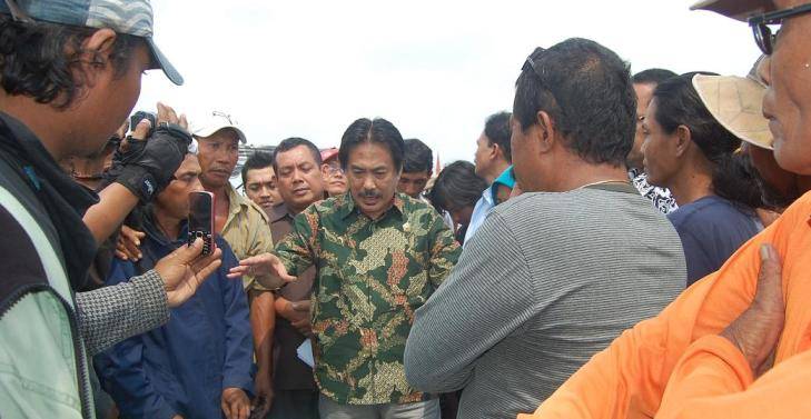 BERTEMU KORBAN LUMPUR – Anggota Pansus Lumpur Nur Ahmad Syaifuddin dan Emir Firdaus kala berdialog dengan warga korban Lumpur Lapindo, di tanggul lumpur di Desa Siring Kecamatan Porong, beberapa bulan lalu. foto dokumentasi BangsaOnline

