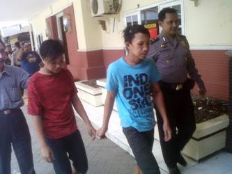 ?

Kedua Pelaku digelandang petugas ke Mapolsek Waru. Foto: Nanang Ichwan/Bangsaonline).
