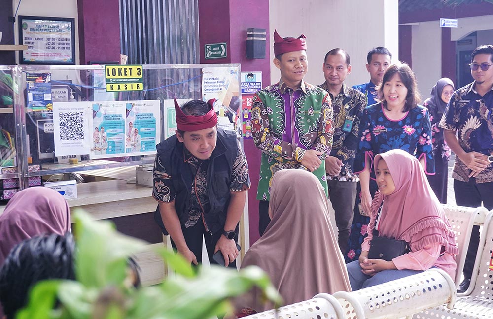 Wali Kota Adi Wibowo saat menyapa salah satu warga yang hendak memeriksakan diri ke puskesmas di sela meninjau check up kesehatan.