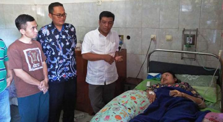 Damhudi, Ketua KPU Pacitan saat menjenguk salah seorang anggota KPPS yang dirawat di RSUD.