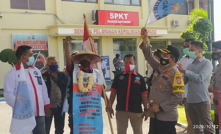 Kapolresta Banyuwangi Kombes Pol Arman saat menerima Agus Suwarno, Kamis (22/10/2020). foto: bangsaonline.com