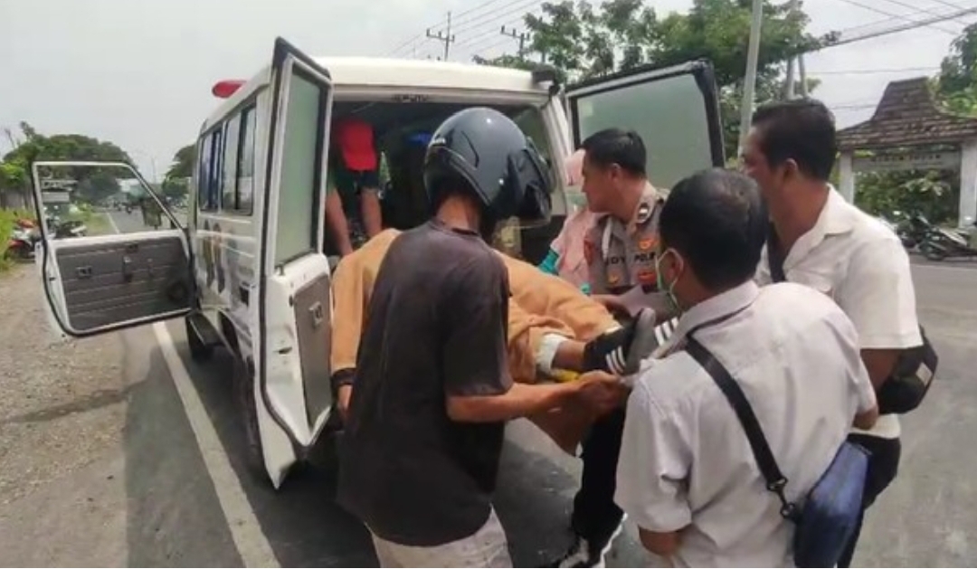 Korban tewas akibat laka di Sukodadi, Lamongan saat dievakuasi