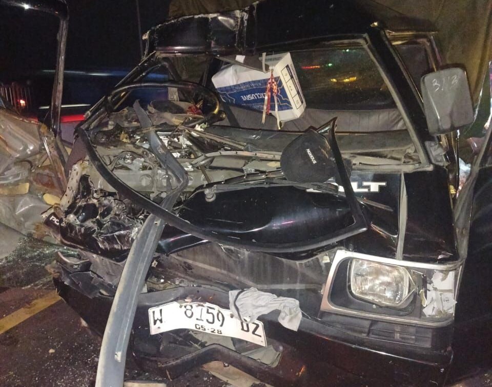 Kondisi mobil Pick Up yang ringsek usai menabrak truk hingga mengakibatkan pengemudinya tewas