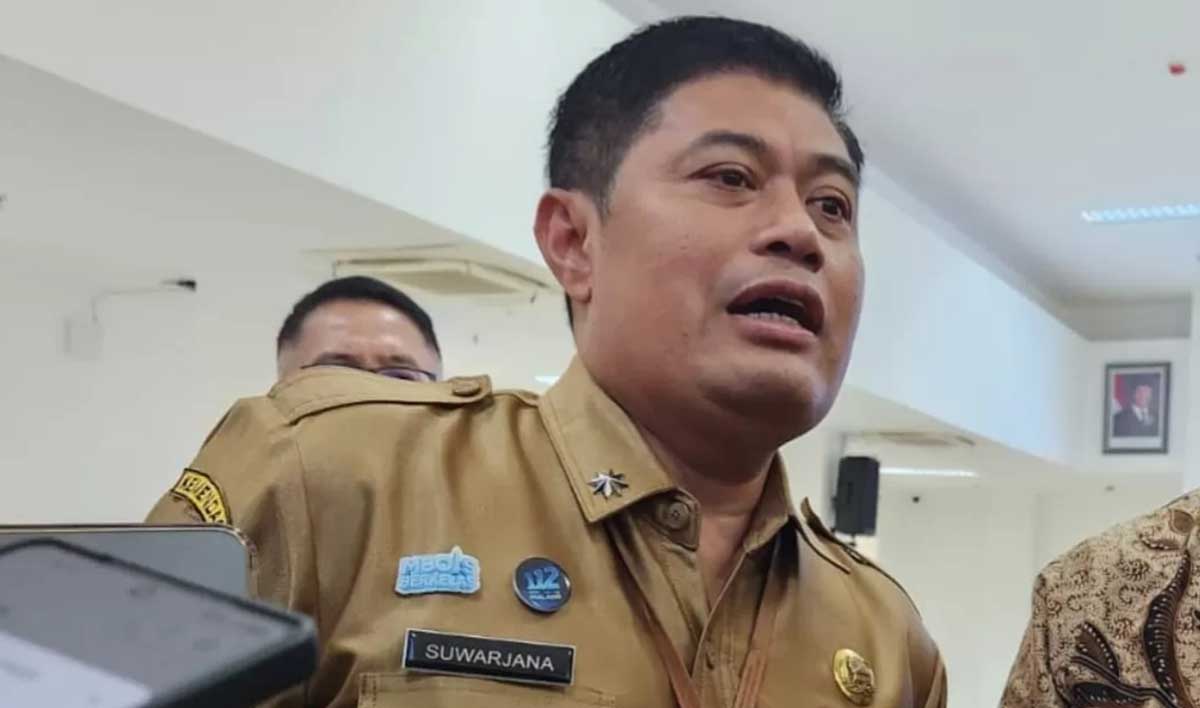 Kepala Disdikbud Kota Malang, Suwarjana, saat menjawab pertanyaan awak media. 